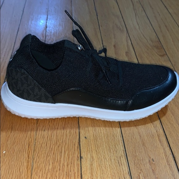Mk shoes . black . Size 6 - Picture 5 of 7